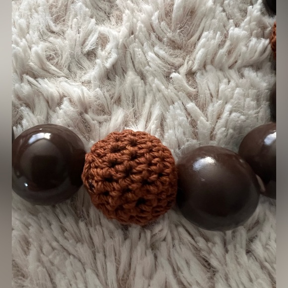 Brown beaded necklace with clasp closure - Picture 2 of 3